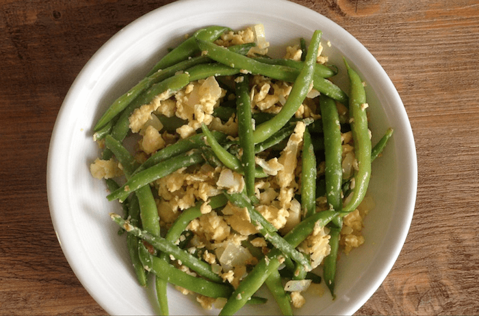 scrambled eggs with green beans