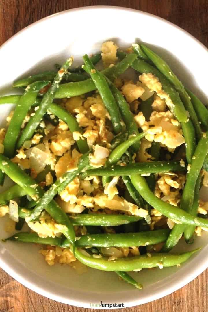 scrambled eggs with green beans