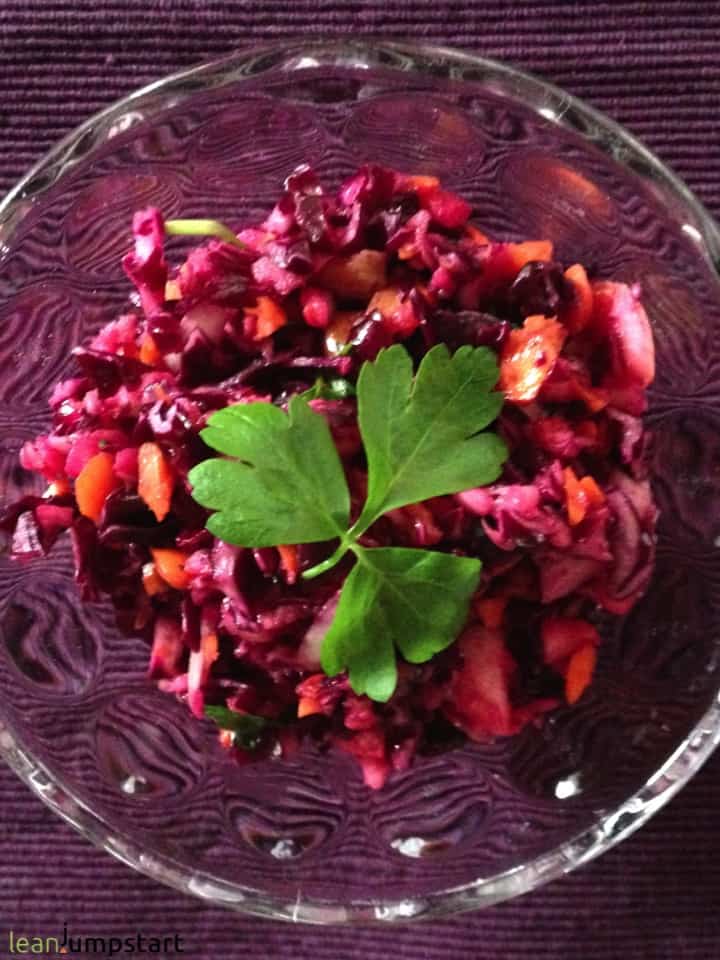 Red cabbage salad with apples - a quick and fiber-rich slaw