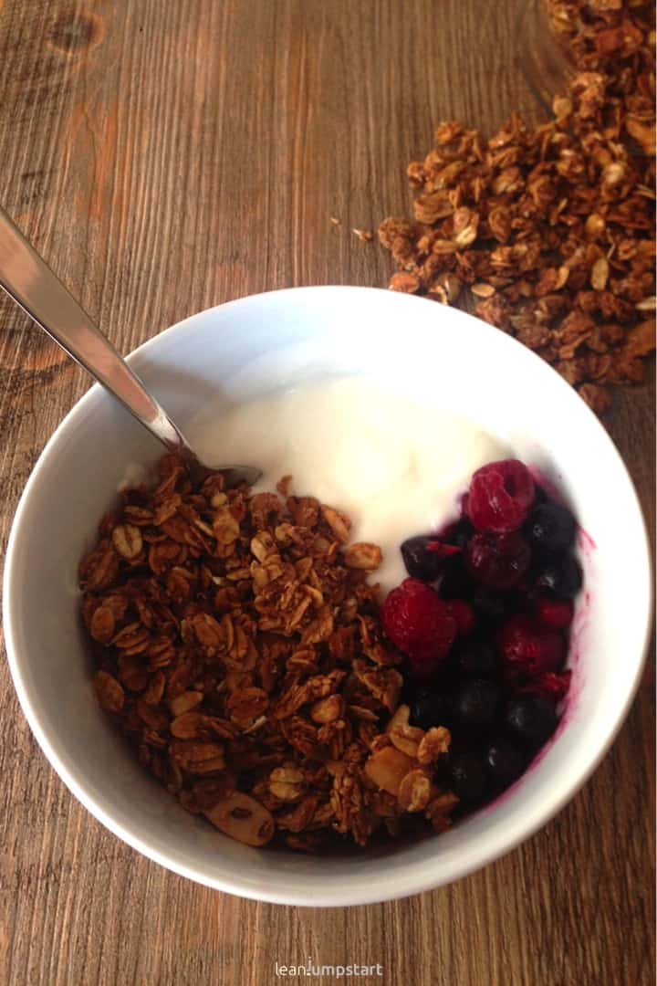 granola breakfast with berries and yoghurt