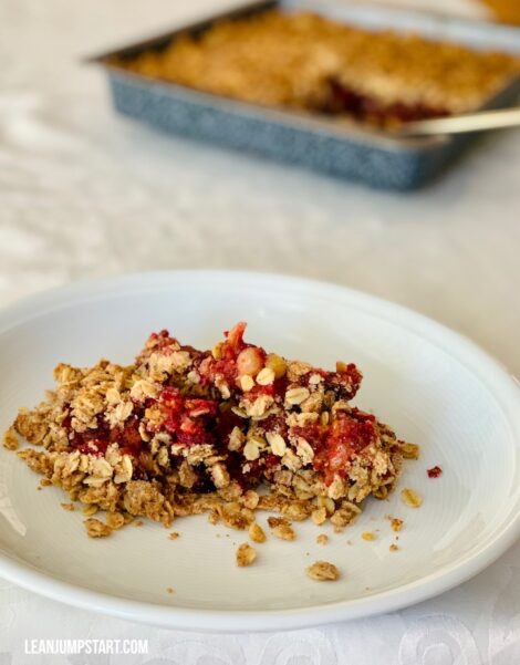 Easy berry crumble recipe with white currants